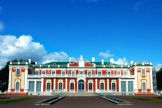 Das barocke Schloss im Stadtteil Kadriorg stammt aus dem Beginn des 18. Jahrhunderts und ist heute Teil des Estnischen Kunstmuseums. Der gro�e Park drumherum ist die gr�ne Lunge Tallinns.